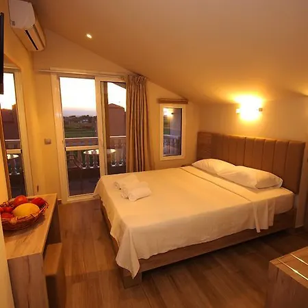 John & Eve * Paralía