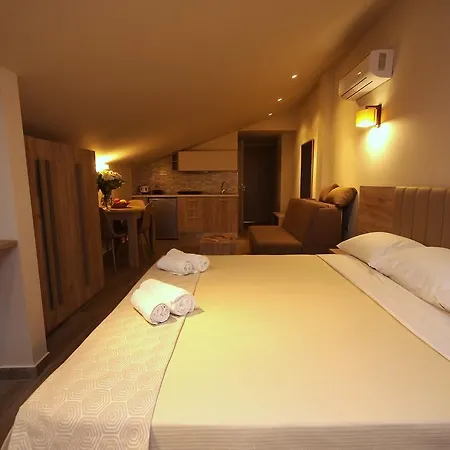 John & Eve * Paralía