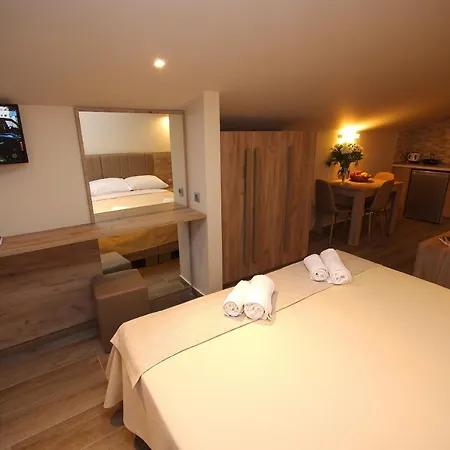 John & Eve * Paralía